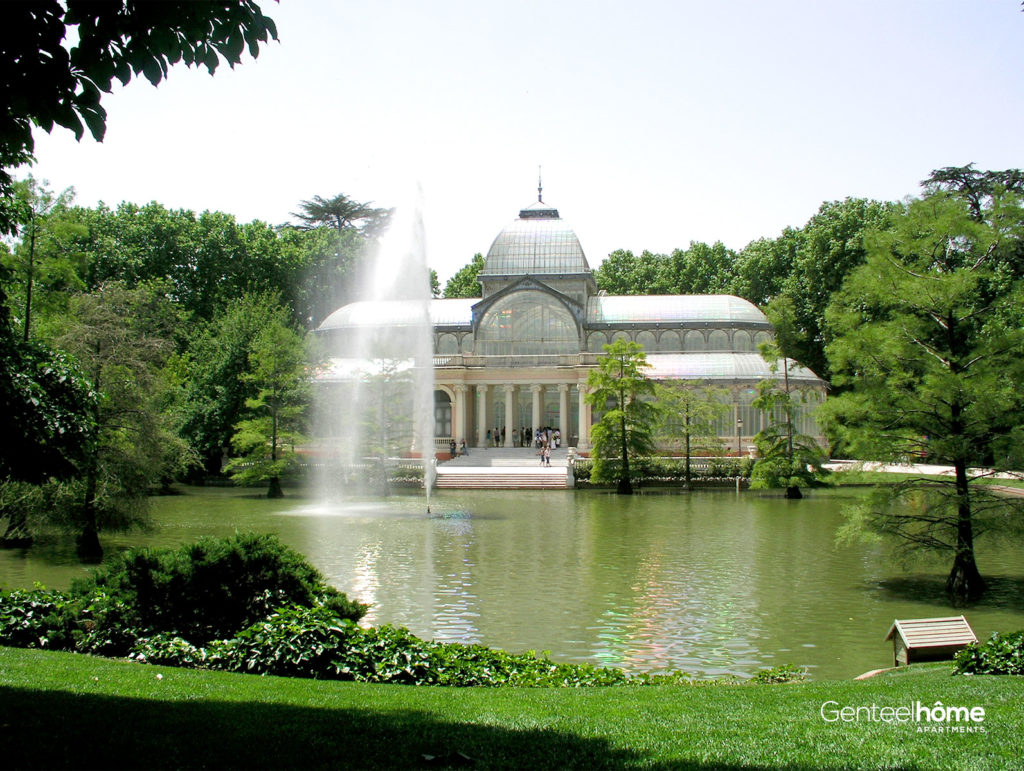 Palacio de Cristal y lago en el Parque del Retiro Madrid
