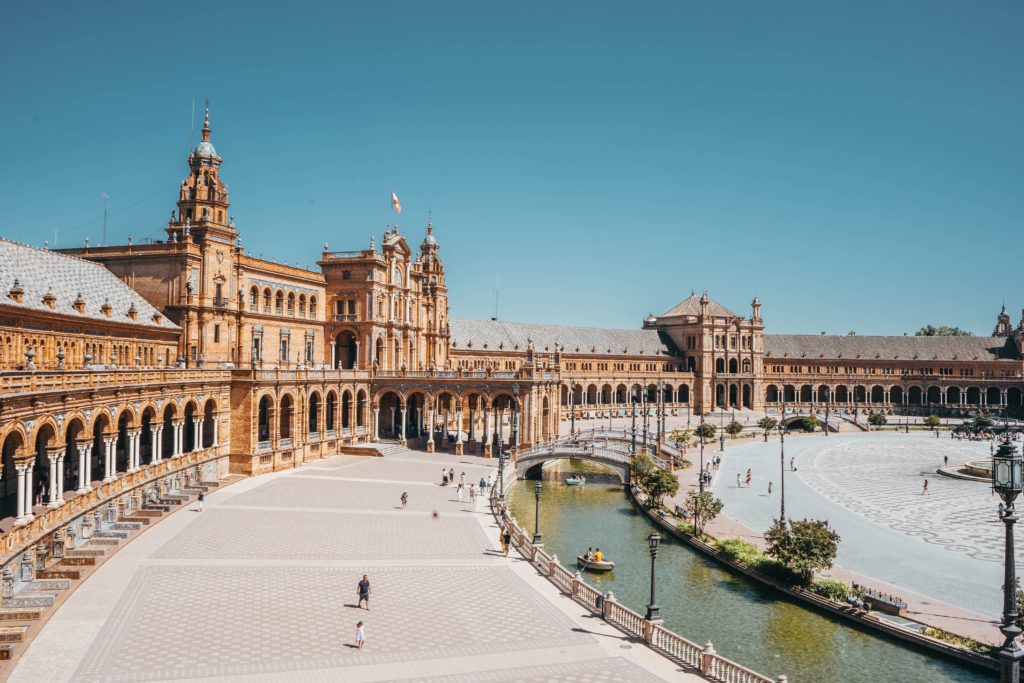Vista lateral de la Plaza de España de Sevilla