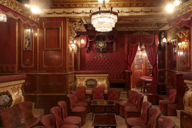 Teatro decorado con objetos del siglo XX